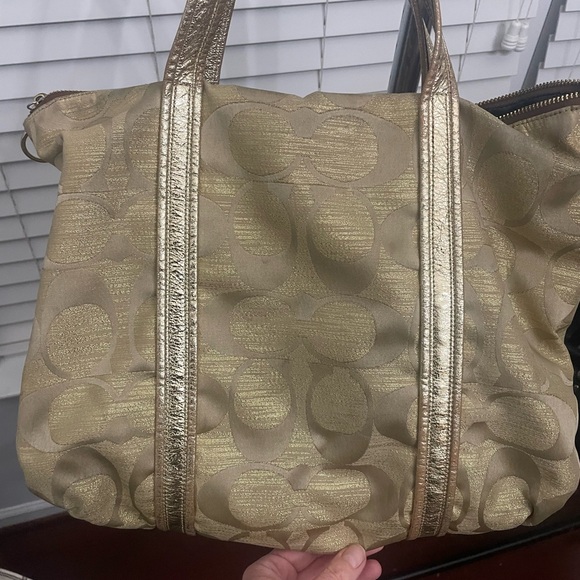 👜 Coach Poppy Signature Gold Metallic Tote - Picture 5 of 8